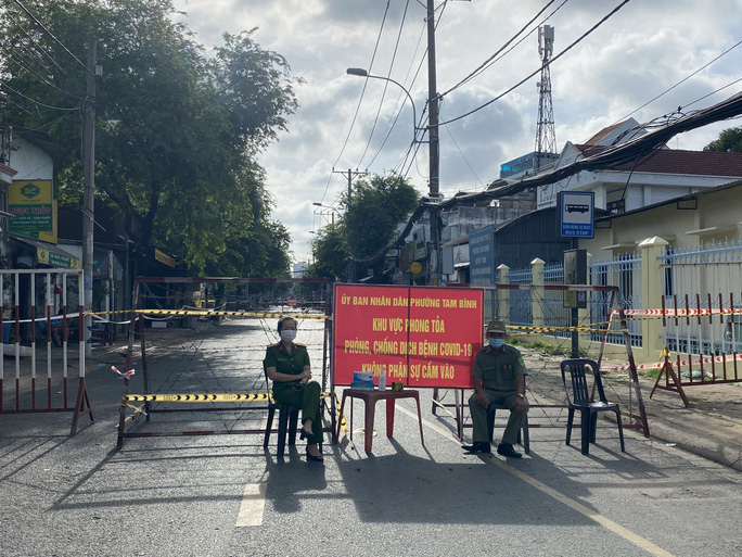 Lực lượng chức năng đang trực tại khu vực phong tỏa phường Tam Bình