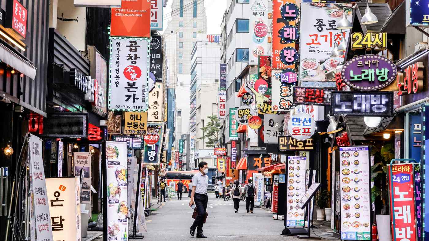 Cũng như ở nhiều quốc gia, các doanh nghiệp thuộc sở hữu độc lập ở Hàn Quốc như nhà hàng đang phải chịu gánh nặng của các chính sách nhằm hạn chế sự di chuyển của người dân để kiểm soát sự lây lan của coronavirus. © Reuters