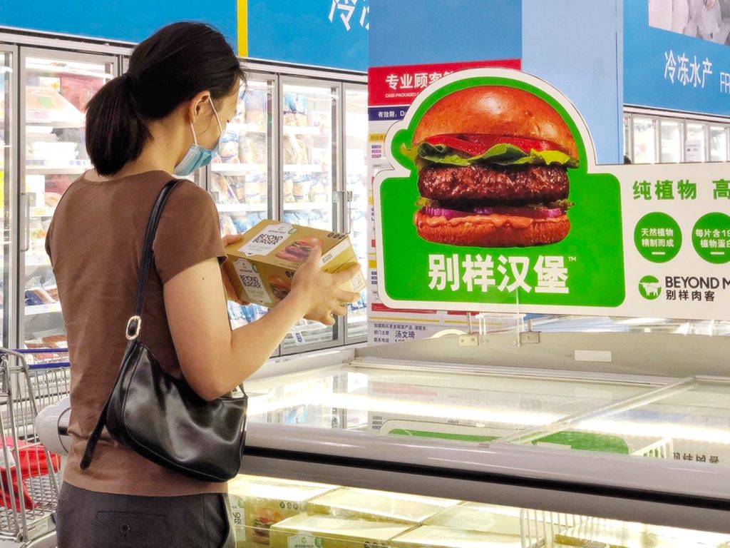 Người dân chọn mua sản phẩm thịt thực vật tại siêu thị
