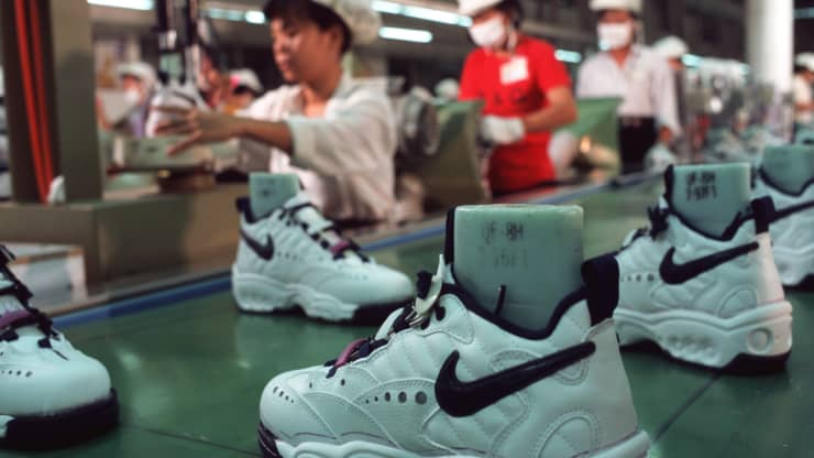 Dây chuyển sản xuất giày Nike tại một nhà máy gần thành phố Hồ Chí Minh