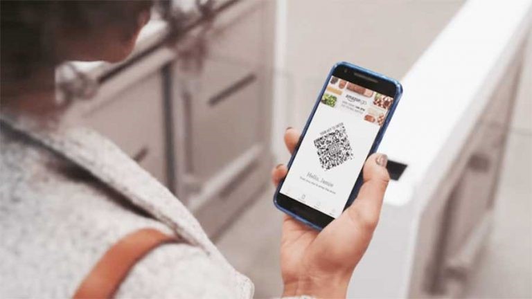 Người dân sử dụng ứng dụng QR Code để mua hàng, giảm thiểu việc tiếp xúc tại phiên chợ “0 đồng”. (Ảnh: minh hoạ)