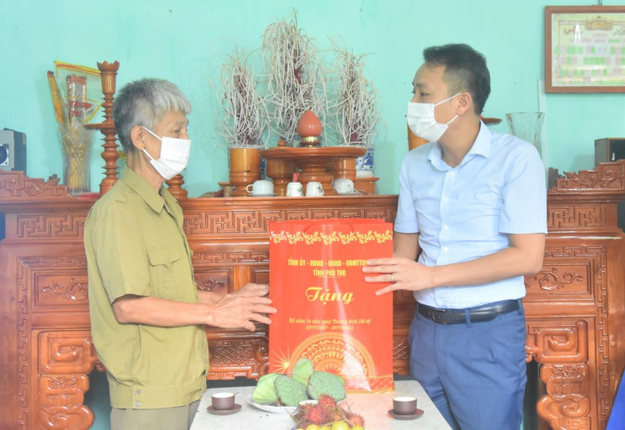 Ông Nguyễn Trung Kiên- Trưởng ban Nội chính tỉnh ủy Phú Thọ thăm tặng quà các gia đình có công với cách mạng tại huyện Hạ Hòa