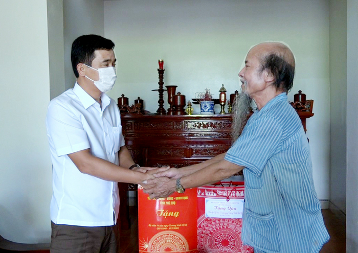 Phó chủ tịch UBND tỉnh Phú Thọ thăm, tặng qua cho gia đình có công, gia đình chính sách tại huyện Yên Lập