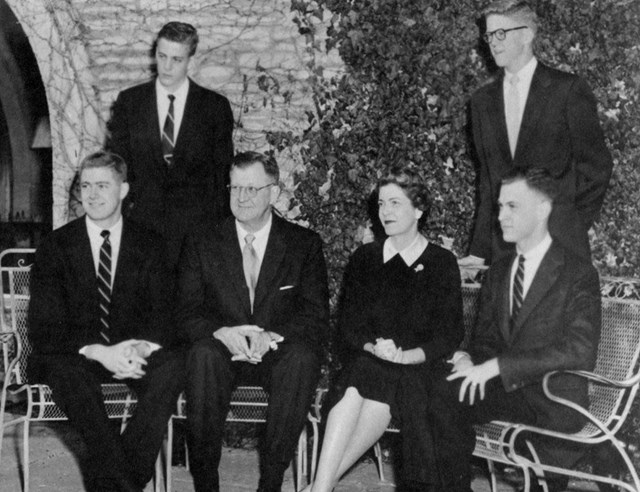 Anh em nhà Koch (từ trái qua) là Charles, David, Fred, Mary, Bill và Frederick. Ảnh: Wichita State University Libraries