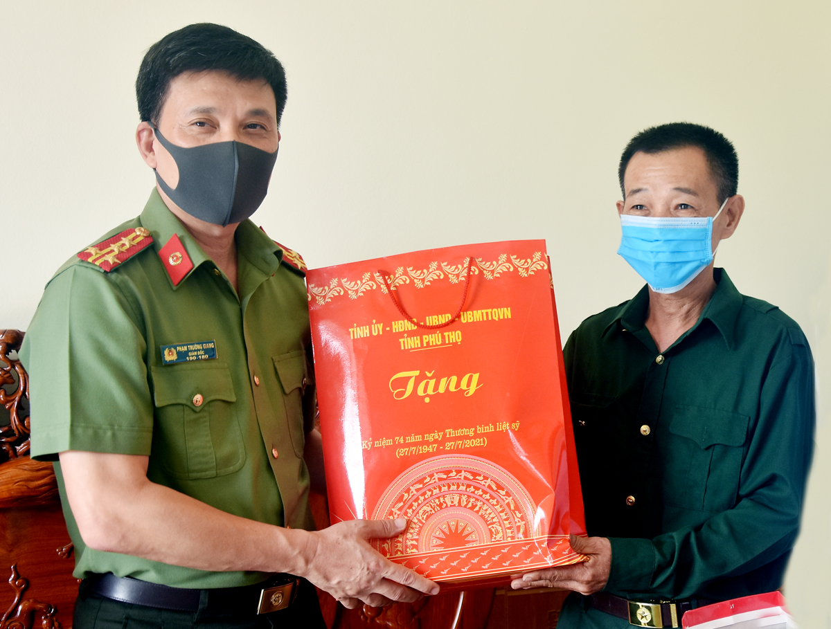 Giám đốc Công an tỉnh Phú Thọ tặng qua cho thương binh Triệu Văn Kiều tại huyện Phú Ninh