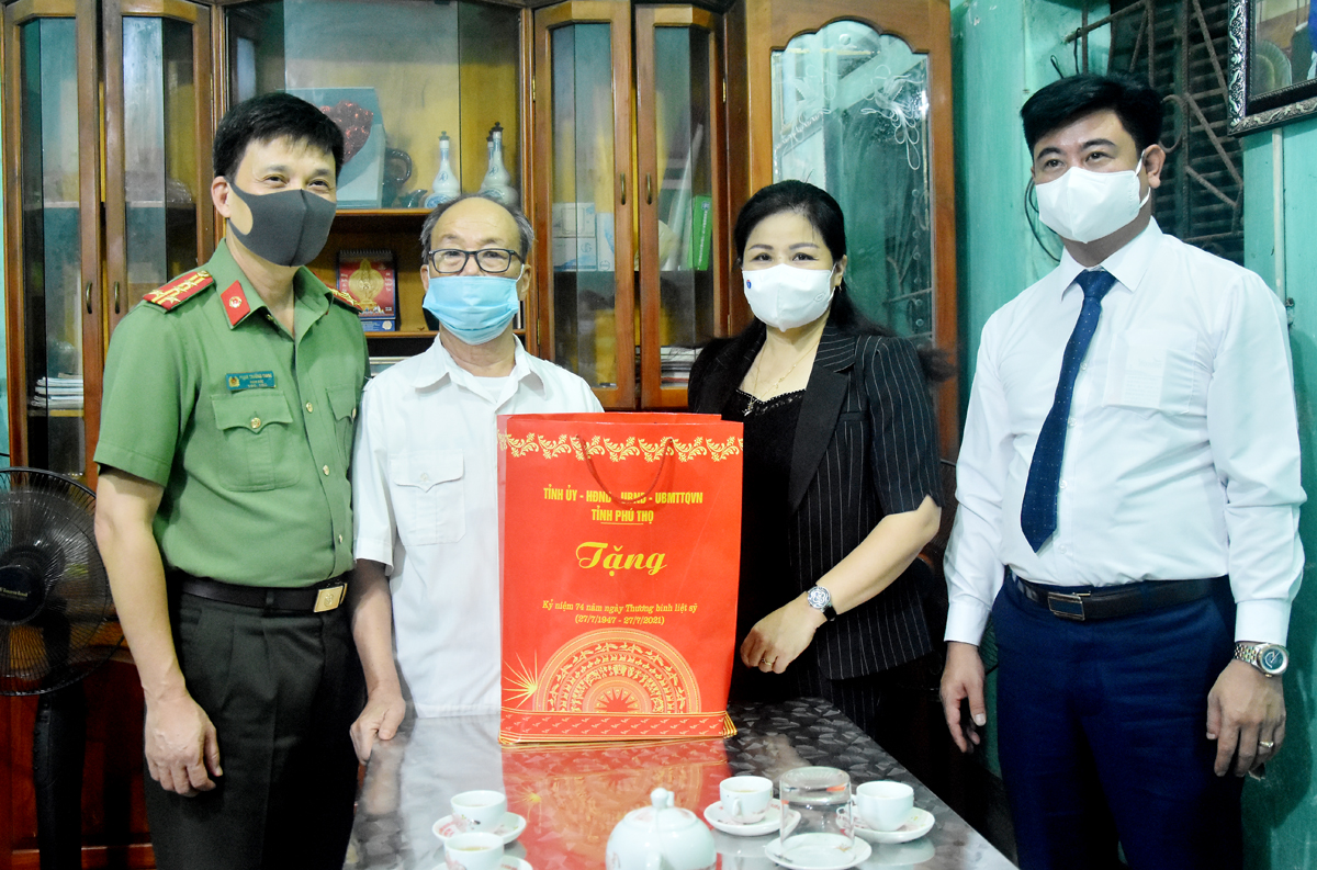 Giám đốc Công an tỉnh Phú Thọ và huyện Phú Ninh tặng qua cho gia đình chính sách