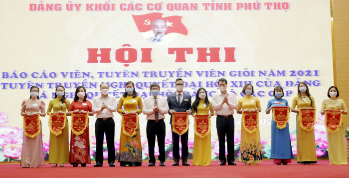 Lãnh đạo tỉnh Phú Thọ trao cờ lưu niệm cho các thí sinh dự thi