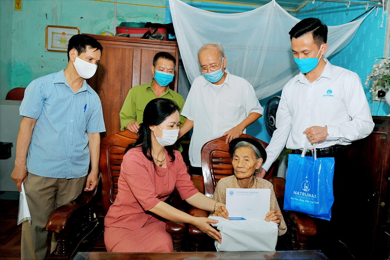 Đại diện Hội CTĐ tỉnh Hải Dương trao tặng quà cho mẹ Việt Nam anh hùng trên địa bàn tỉnh.