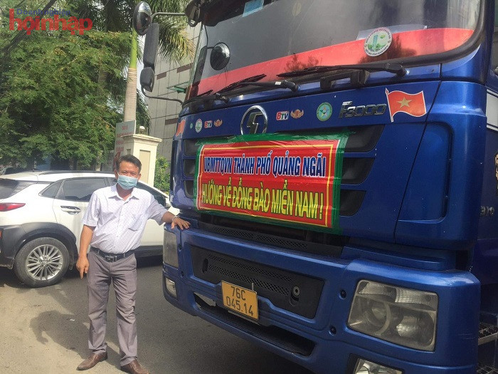 Ông Trương Thanh Bình, Chủ tịch Ủy ban MTTQ Việt Nam thành phố Quảng Ngãi bên chuyến xe hàng thiết yếu chuẩn bị lăn bánh vào TP.HCM