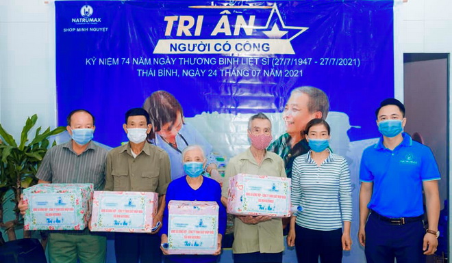 Ông Phùng Minh Sơn - GĐ kinh doanh trao quà cho các gia đình chính sách tỉnh Thái Bình