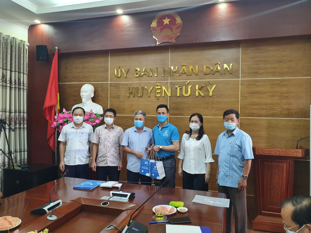 Ông Nguyễn Bá Hà - TGĐ Natrumax trao quà cho các gia đình chính sách trên địa bàn huyện Tứ Kỳ - tỉnh Hải Dương