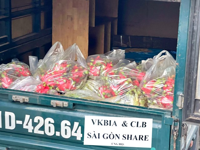 Hiệp hội Doanh nhân & Đầu tư Việt Nam - Hàn Quốc và nhóm Saigon Share trao tặng 113 tấn rau củ quả tươi đến người dân TP.HCM