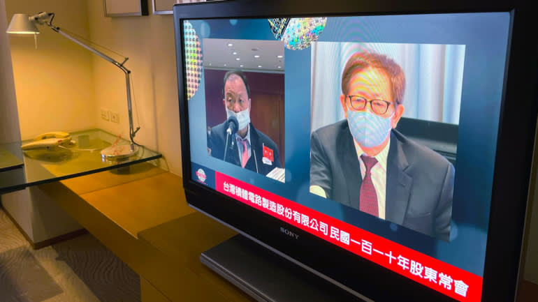 Chủ tịch TSMC Mark Liu, bên phải, trả lời các câu hỏi của cổ đông tại cuộc họp thường niên của công ty vào ngày 26 tháng 6. (Ảnh của Cheng Ting-fang)