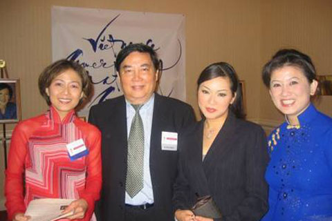 Ông Trần Đình Trường (giữa) nổi tiếng với kinh doanh khách sạn và các hoạt động từ thiện. Nguồn ảnh: Internet