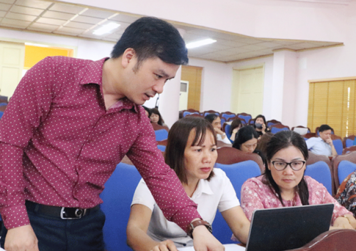 Cán bộ sở TT&TT Phú Thọ hướng dẫn cán bộ huyện Lâm Thao thánh toán trực tuyến trên Cổng dịch vụ công