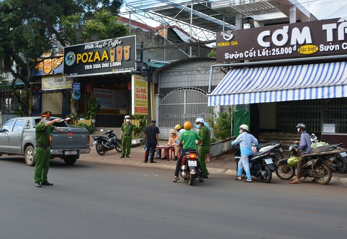 Công an phường Ea Tam, thành phố Buôn Ma Thuột xử lý các trường hợp vi phạm giãn cách xã hội theo Chỉ thị 16 của Thủ tướng Chính phủ.