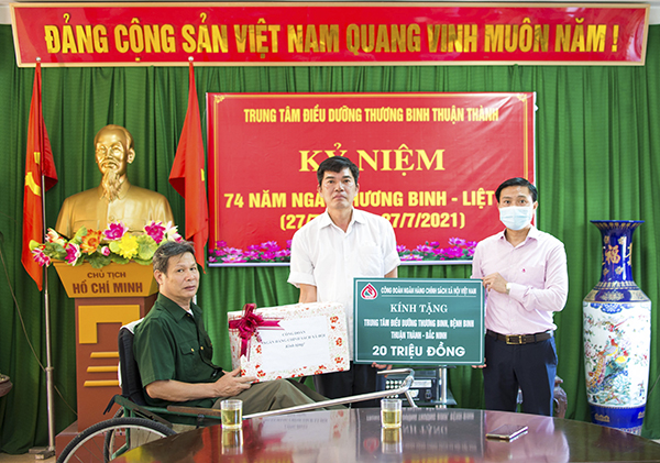 Công đoàn NHCSXH thăm hỏi các thương, bệnh binh tại Trung tâm điều dưỡng thương, bệnh binh huyện Thuận Thành (Bắc Ninh)