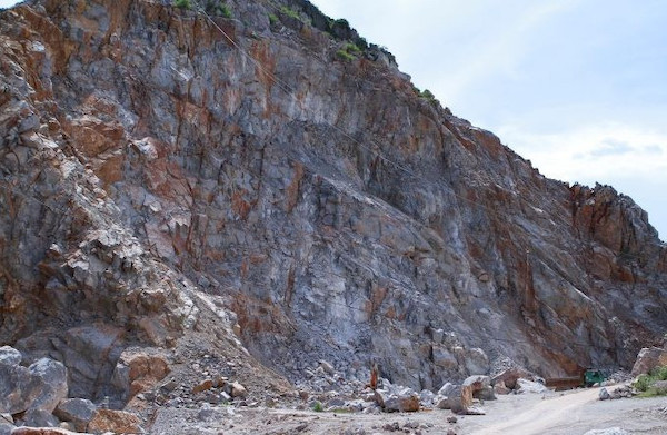 Hiện trường khai thác đá có nhiều sai phạm tại núi Vức của công ty TNHH MTV Tân Thành 9
