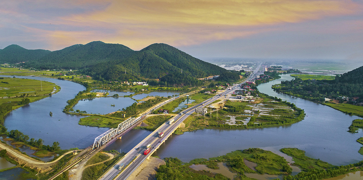Với sự đầu tư đồng bộ về hạ tầng giao thông cùng những chính sách thu hút đầu tư hấp dẫn đã giúp Nghệ An vươn lên trong nhóm các tỉnh dẫn đầu về năng lực cạnh tranh cấp tỉnh.