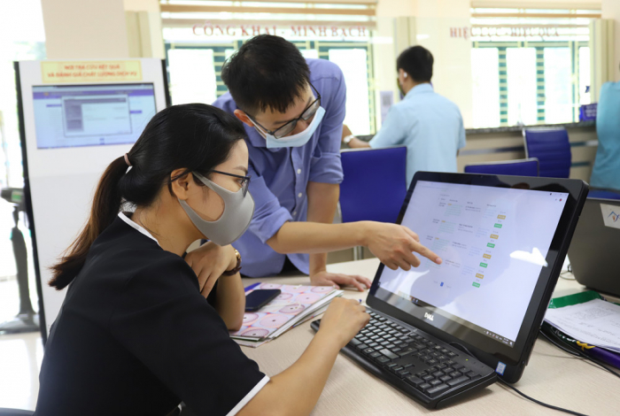Cán bộ Trung tâm Phục vụ hành chính công tỉnh Phú Thọ hướng dẫn người dân kê khai, nộp hồ sơ điện tử