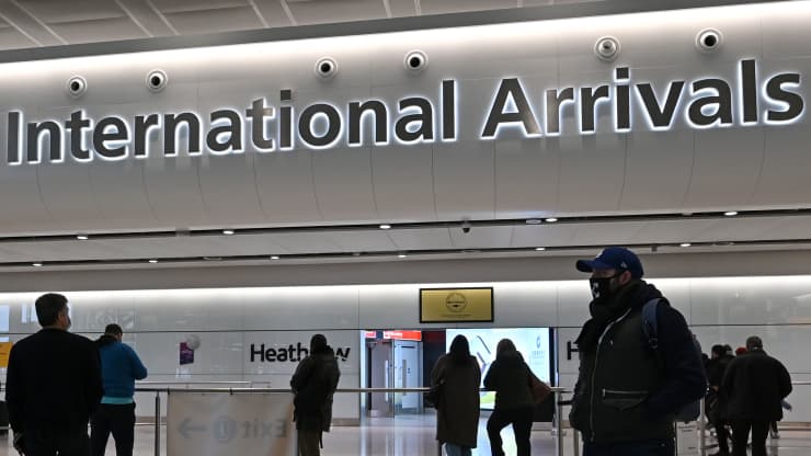 Mọi người chờ đợi hành khách tại một trong những sảnh đến Quốc tế tại Sân bay London Heathrow ở phía tây London vào ngày 14 tháng 2 năm 2021