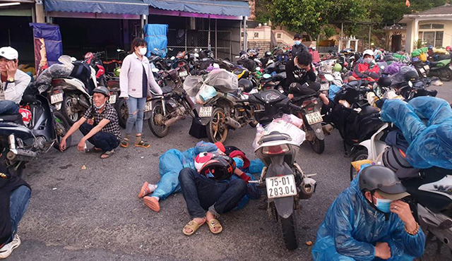 Người lao động tự do di chuyển bằng xe máy từ TP.HCM mệt mỏi tụ tập tại đèo Hải Vân (Đà Nẵng).