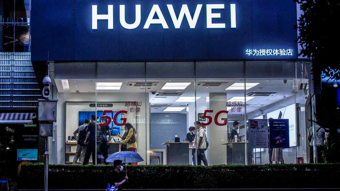 Huawei tiết lộ điện thoại hàng đầu khi ảnh hưởng của cuộc đàn áp của Mỹ ngày càng sâu sắc