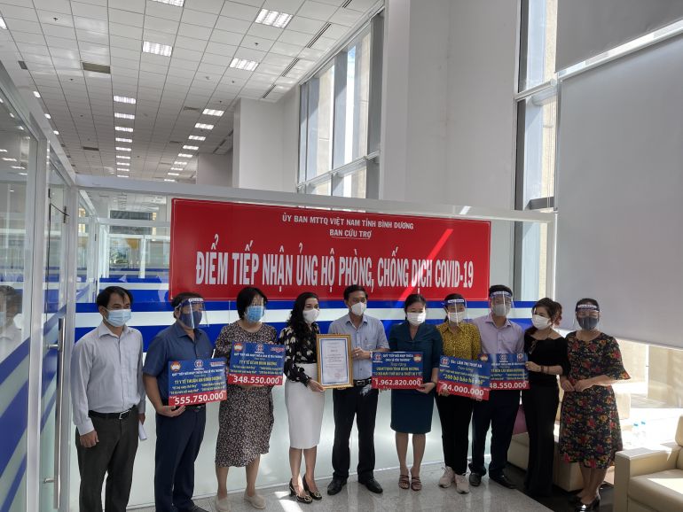 Kim Oanh trao tặng tỉnh Bình Dương 12 máy thở có 1 máy đa năng, 1000 khẩu trang N95, 800 bộ đồ bảo hộ y tế trị giá 1, 962 tỷ đồng