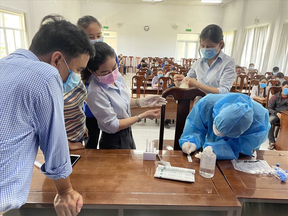 Cán bộ Trung tâm Kiểm soát Bệnh tật tỉnh Khánh Hoà đang hướng dẫn đội ngũ làm y tế tại các doanh nghiệp thực hiện test nhanh COVID-19. Ảnh: Thanh Nhàn