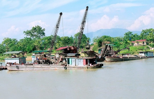 Nhiều năm qua, thực trạng khai thác cát trái trép trên sông Lô, đoạn chảy qua Phù Ninh (Phú Thọ) vẫn luôn diễn biến phức tạp