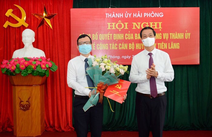 Đồng chí Đỗ Mạnh Hiến, Phó Bí thư Thường trực Thành ủy trao Quyết định và tặng cho cho đồng chí Bùi Thành Cương