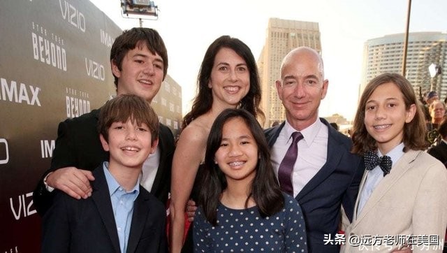 Gia đình MacKenzie và Bezos