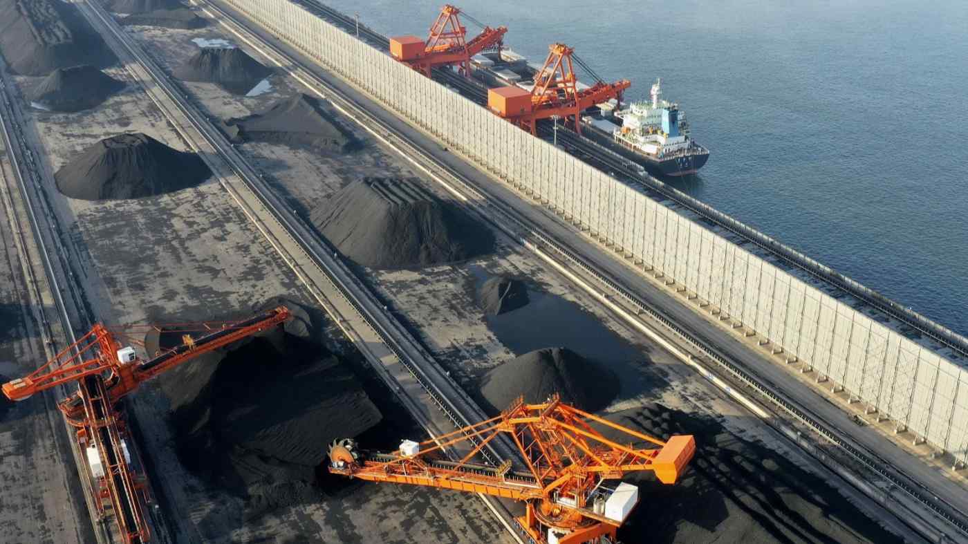 Một bến than tại cảng Hà Bắc: Các công ty khai thác than phải đối mặt với những biến động của thị trường. © Tân Hoa Xã / Kyodo