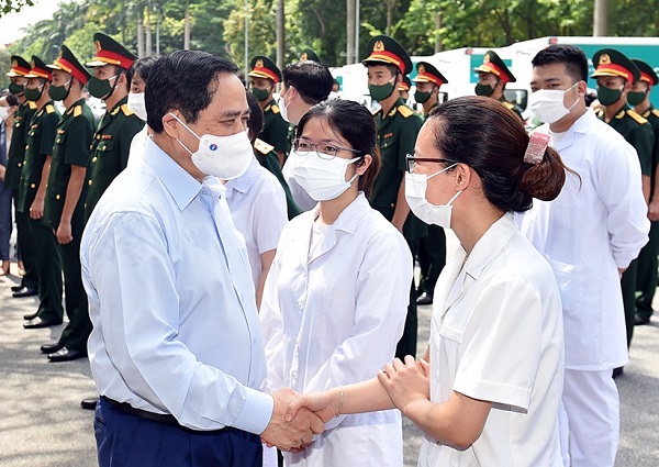Thủ tướng Phạm Minh Chính động viên đội ngũ y bác sĩ tại lễ phát động chiến dịch tiêm chủng vaccine phòng chống COVID-19 trên toàn quốc