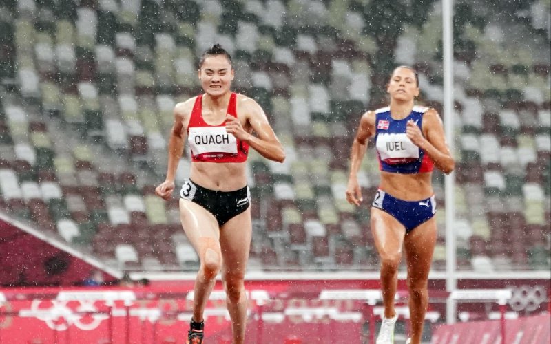 Quách Thị Lan hoàn thành phần thi ở bán kết 400m rào nữ môn điền kinh