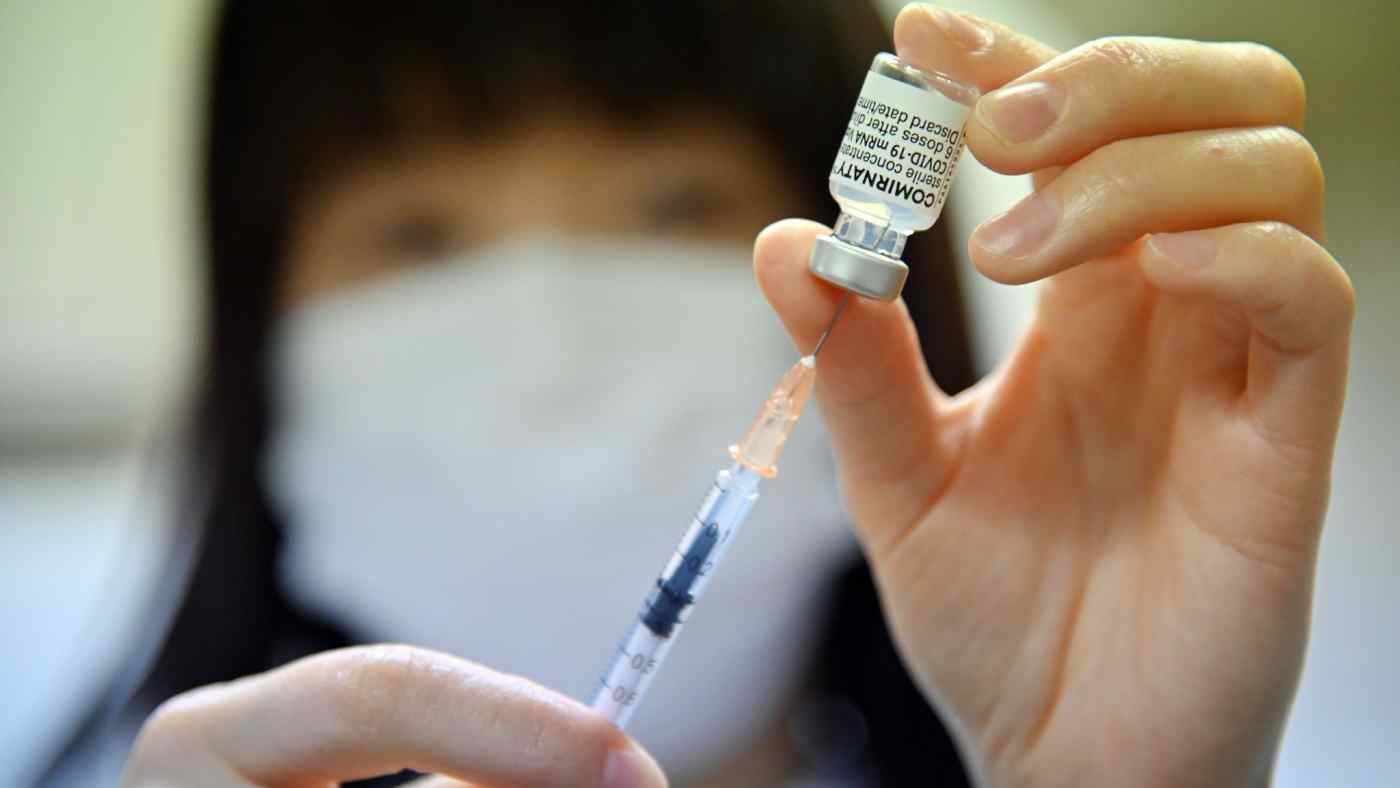 Một nhân viên y tế chuẩn bị vắc-xin coronavirus tại một phòng khám ở Osaka. (Ảnh của Takaki Kashiwabara)