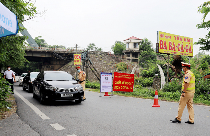 chốt kiểm soát phương tiện ra vào tỉnh Phú Thọ tại đầu cầu Việt Trì
