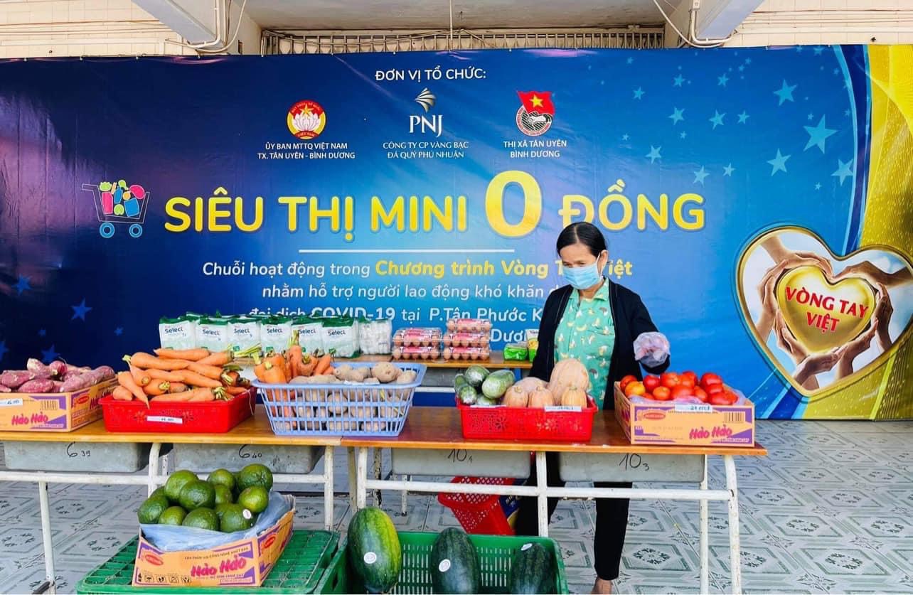 Người dân mua hàng hóa thiết yếu tại Siêu Thị Mini 0 Đồng