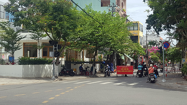 Chính quyền Đà Nẵng áp dụng mẫu giấy đi đường mới để hy vọng hạn chế người dân đi lại trong thời điểm dịch bệnh nguy hiểm.