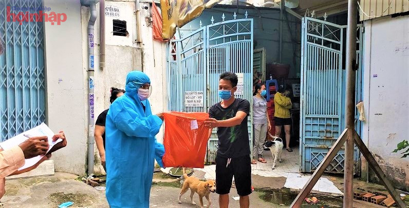 Hàng cứu trợ của bà con Quảng Ngãi được chuyển đến tận tay người dân TP.HCM