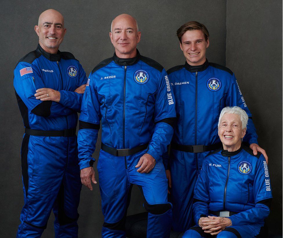 4 hành khách có mặt trên tàu New Shepard. Từ trái qua phải: Mark Bezos, Jeff Bezos, Oliver Daemen, Wally Funk. (Ảnh: Blue Origin)