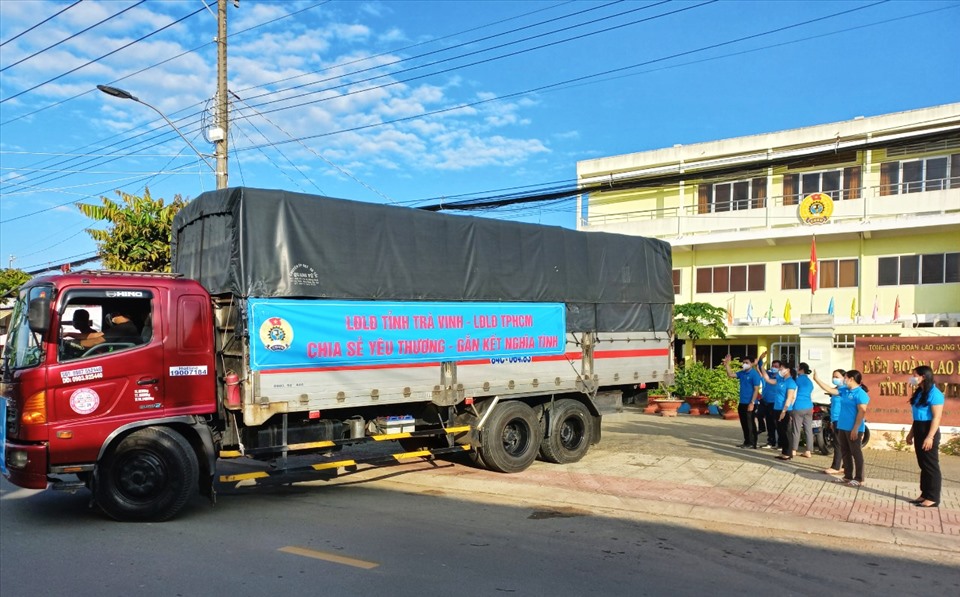 Chuyến xe nghĩa tình đưa hàng hóa, nhu yếu phẩm hỗ trợ cho người dân Trà Vinh ở TP.HCM gặp khó khăn do dịch COVID-19. (Ảnh: Trần Lưu)