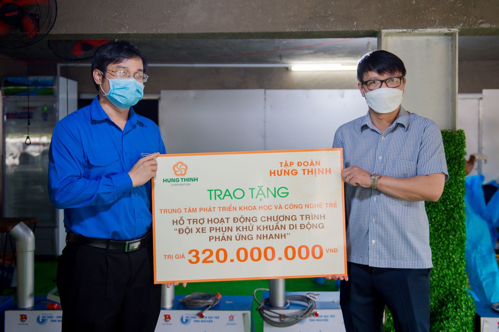 Ông Võ Văn Khang, Phó TGĐ Tập đoàn Hưng Thịnh trao tặng 320 triệu đồng
cho ông Đoàn Kim Thành - Giám đốc Trung tâm Phát triển Khoa học và Công nghệ trẻ, Trưởng BTC chương trình “Đội xe phun khử khuẩn di động phản ứng nhanh”