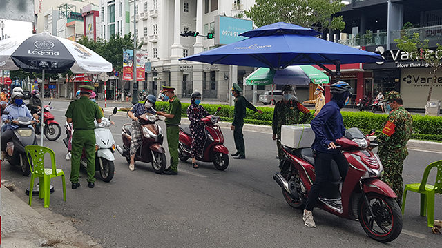 Việc áp dụng và thay đổi vội vàng mẫu giấy đi đường đang tạo dư luận tiêu cực tại Đà Nẵng.