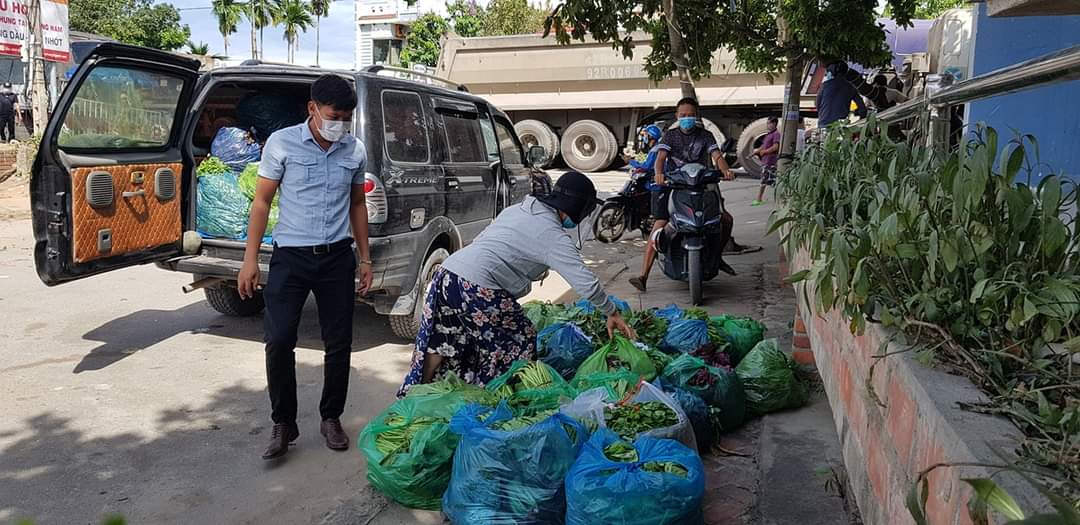 Nhưng chuyến rau xanh hàng ngày được vận chuyển về giúp bà con các khu vực cách ly, giảm bớt khó khăn trong thời gian qua