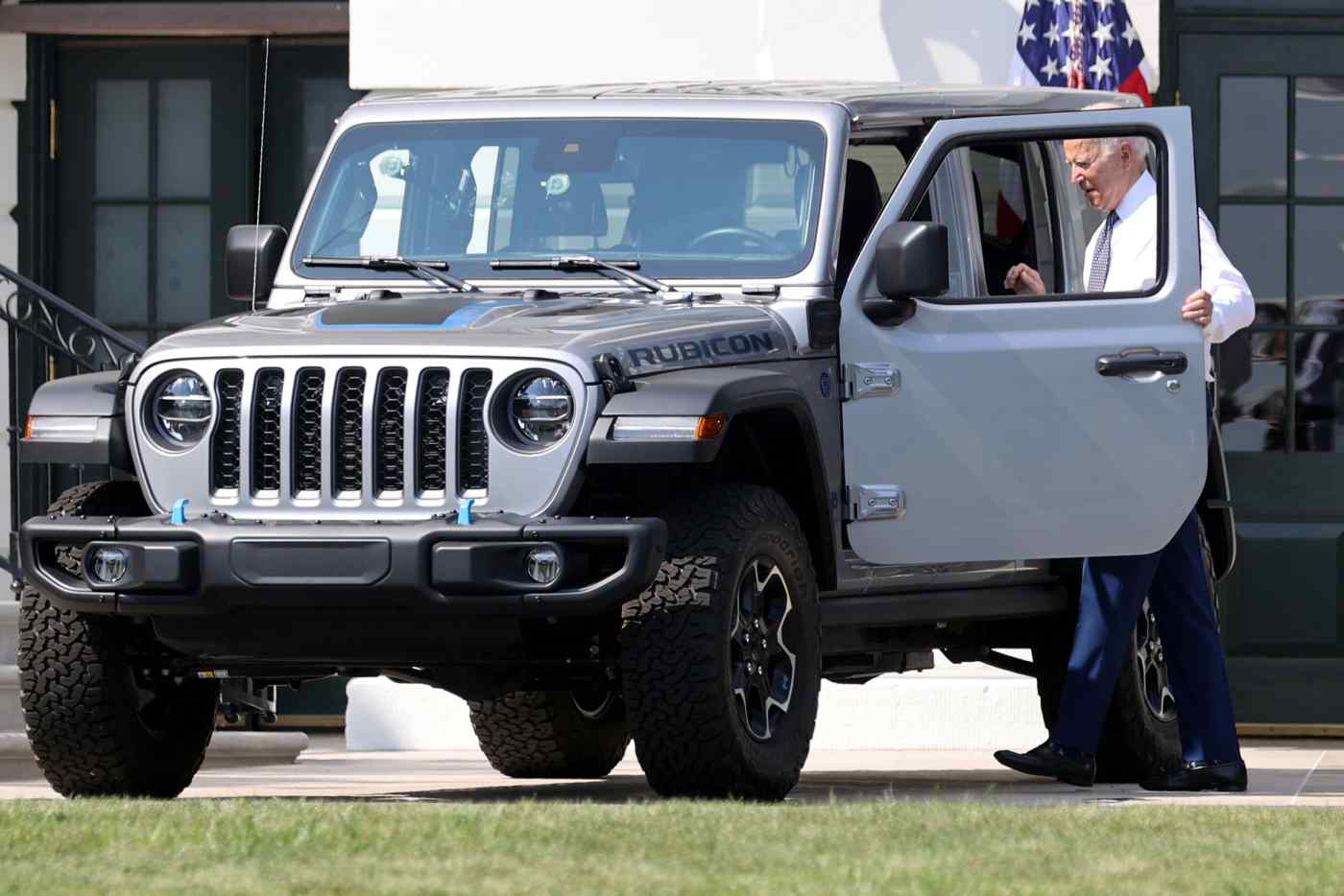 Tổng thống Mỹ Joe Biden lái thử chiếc Jeep Wrangler 4xe Rubicon trong một sự kiện dành cho ô tô và xe tải sạch tại Nhà Trắng, nơi ông đã ký một lệnh điều hành về việc chuyển đổi đội xe ô tô của đất nước. © Reuters