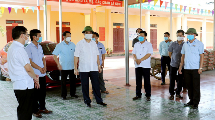 Đoàn công tác kiểm tra khu vực cách ly tập trung tại xã Hùng Long