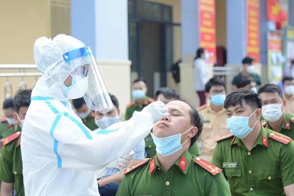 Lấy mẫu xét nghiệm cho lực lượng tham gia phòng chống dịch