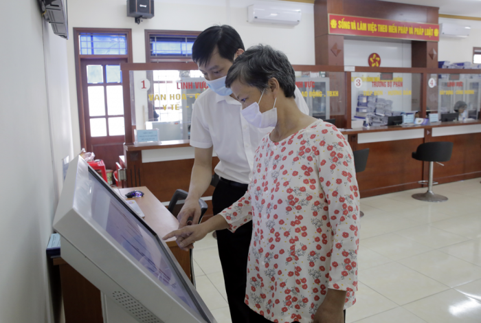 Cán bộ huyện Hạ Hòa đang hướng dẫn người dân thực hiện nột hồ sơ trực tuyến trên phần mềm một cửa điện tử