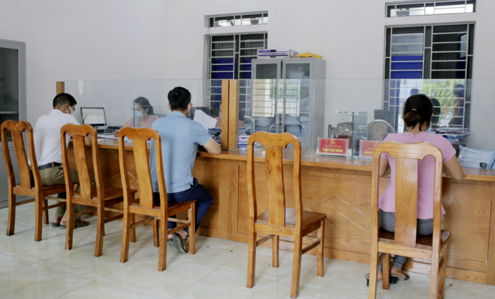 Người dân đến giải quyết TTHC tại bộ phận một cửa điện tử tại UBND thị trấn Hạ Hòa